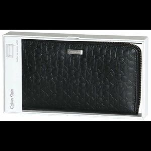 Calvin Klein Continental Leather Zip Wallet Black